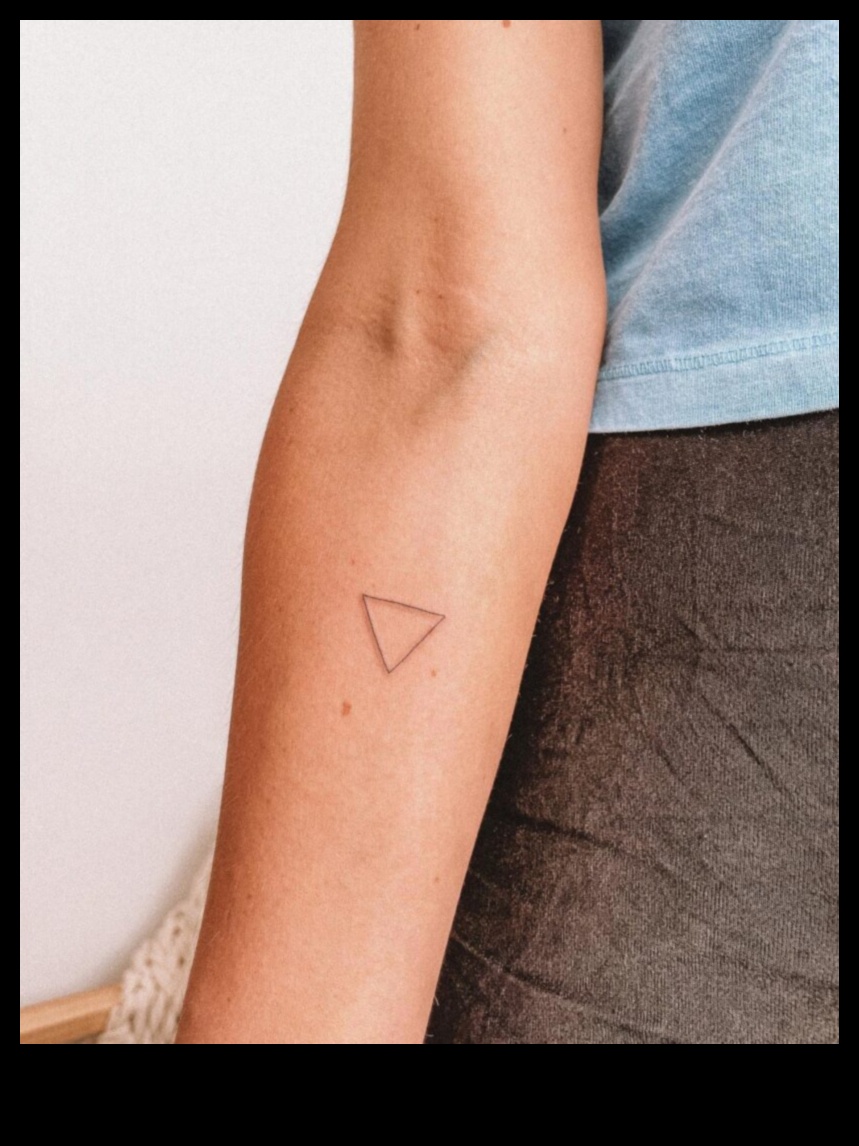 Mākslas čuksti Mazo plaukstu locītavu tetovējumi ar spēcīgu nozīmi 2 Mākslas čuksti: mazi plaukstas tetovējumi ar jaudīgām nozīmēm