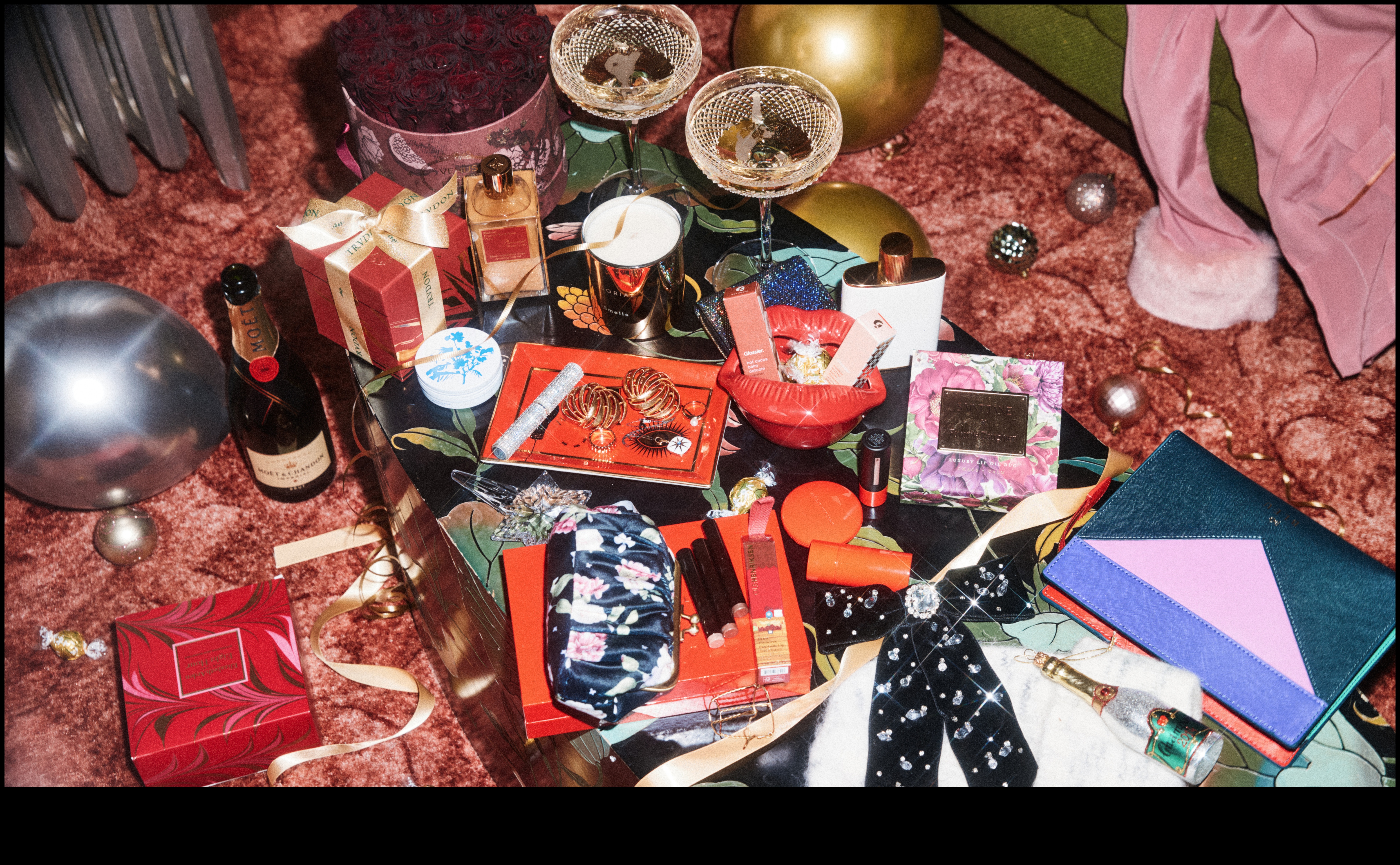 Moderni dārgumi: modernas dāvanas viņas stilīgajam drēbju skapim