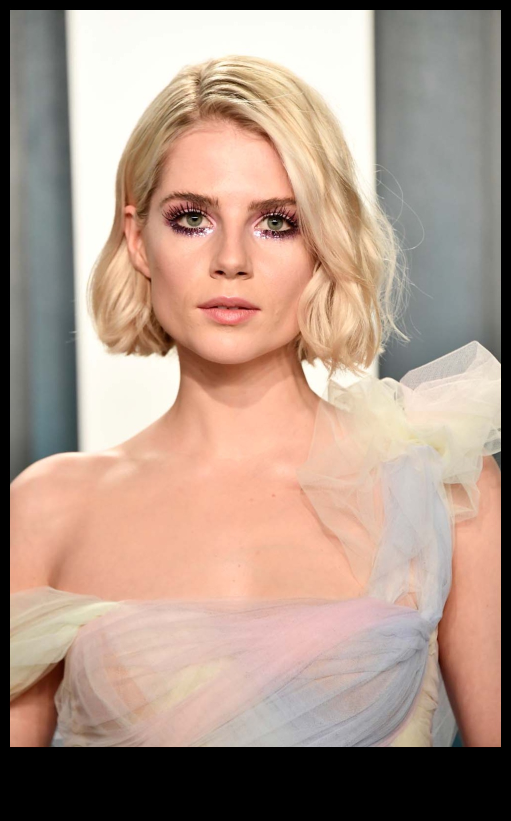 Starlit Beauty Kā panākt sarkanā paklāja cienīgu vakara grima stilu 3 Starlit Beauty: Sarkanā paklāja cienīgu vakara grima stilu sasniegšana