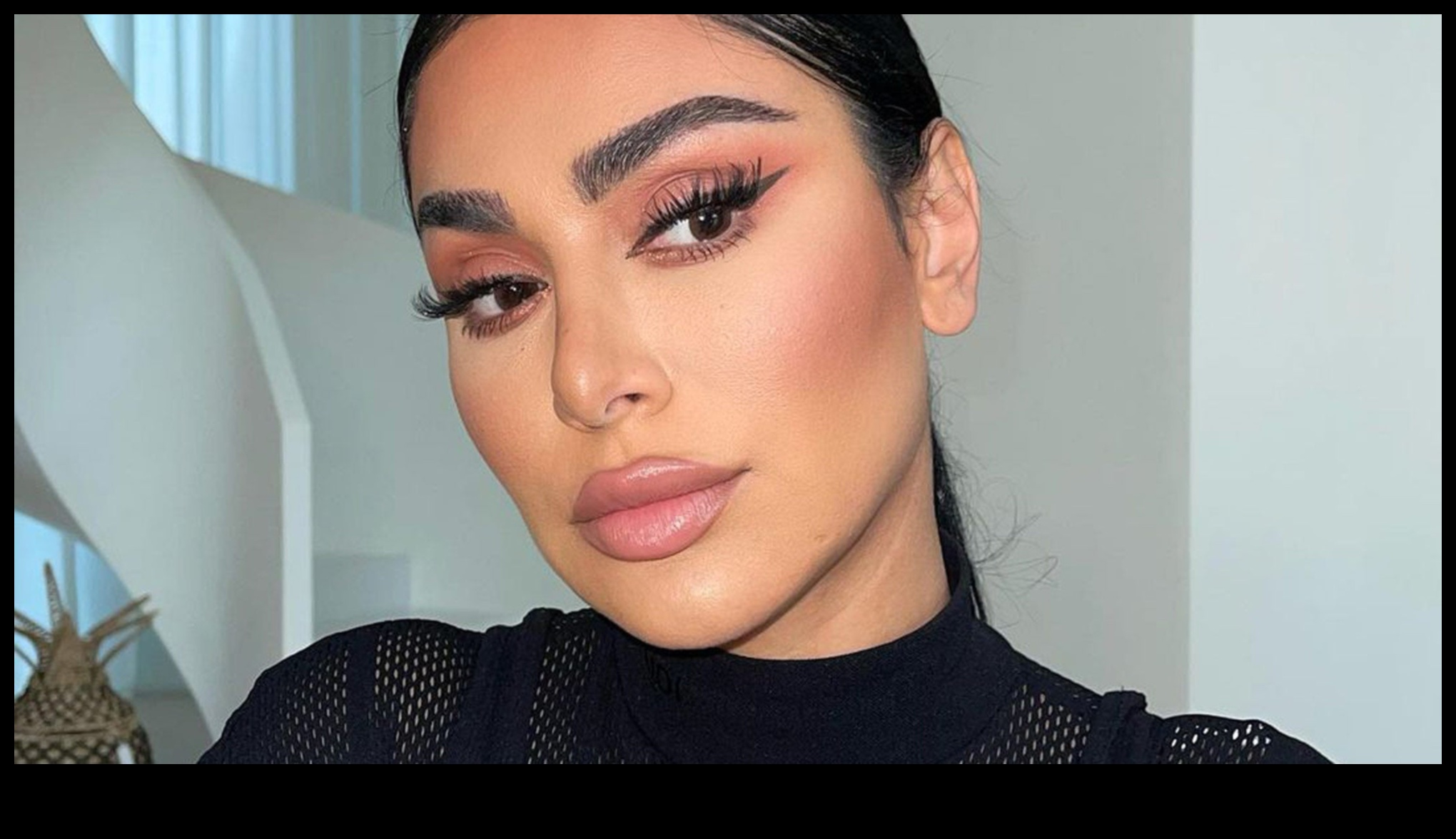 Drosmīgs vaigu sārtums, smalks mirdzums: panāk mirdzumu, izmantojot glam grima paņēmienus