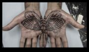 Beyond the Palms Dziļi ienirt Statement Hand Art valdzināšanā