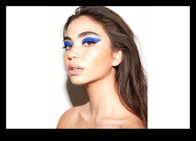 Drosmīgas uzacis, drosmīgas izvēles, kā panākt līdzsvarotu izskatu ar vakara grimu 2 Drosmīgas uzacis, drosmīgas izvēles: līdzsvara sasniegšana, izmantojot vakara grima stilus