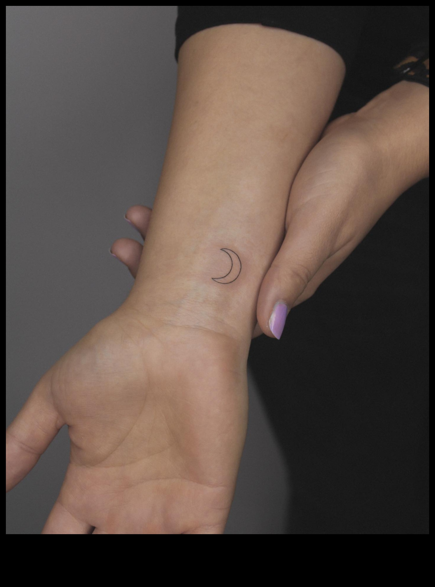 Mākslas čuksti Mazo plaukstu locītavu tetovējumi ar spēcīgu nozīmi 1 Mākslas čuksti: mazi plaukstas tetovējumi ar jaudīgām nozīmēm