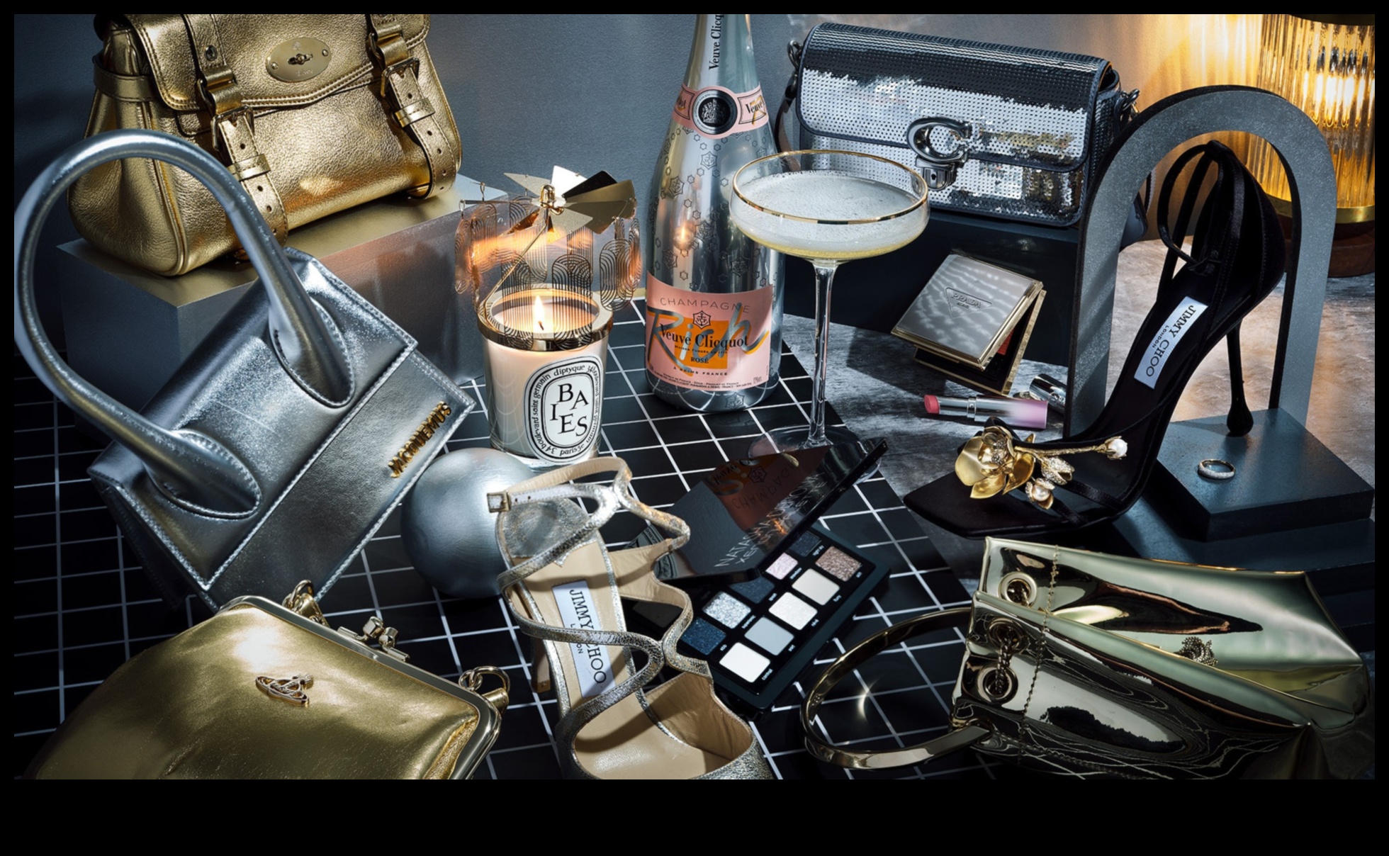 Moderni dārgumi: modernas dāvanas viņas stilīgajam drēbju skapim