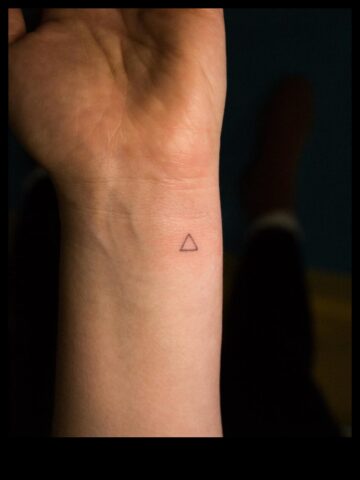 Pirksti čuksti ir minimālisma tetovējumi, kas rada paziņojumu