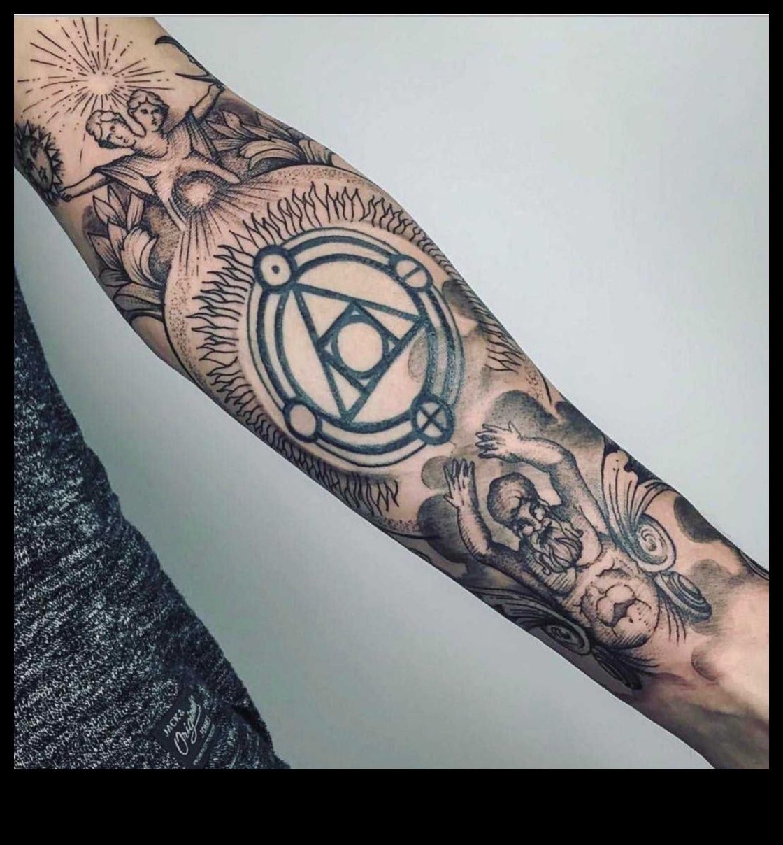 Tintes alķīmija: uzlabojiet savu izskatu ar meistarīgiem roku tetovējumiem